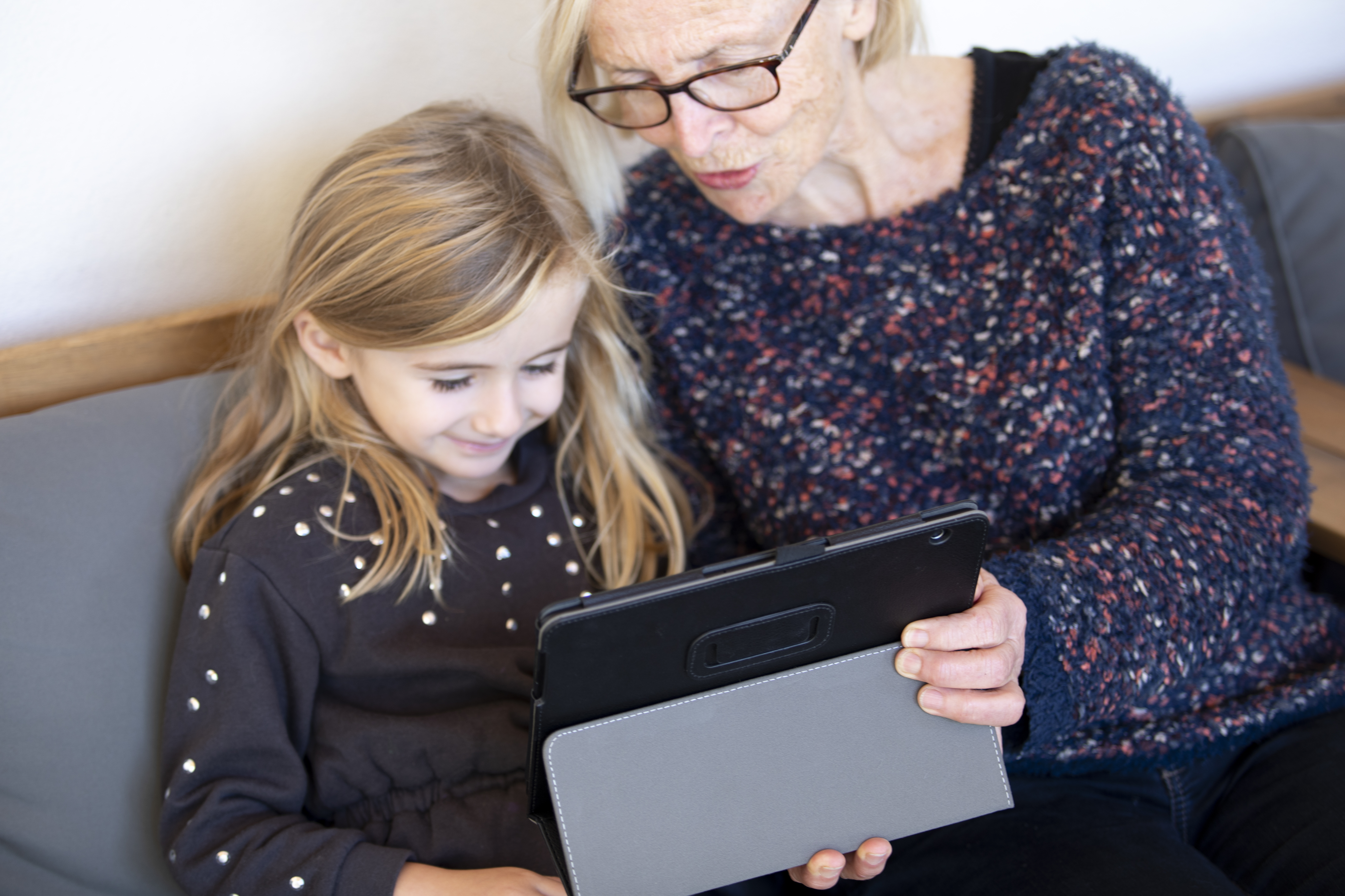 enfant et mamy sur tablette